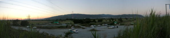 淀川の対岸から見た夕日に染まる山々